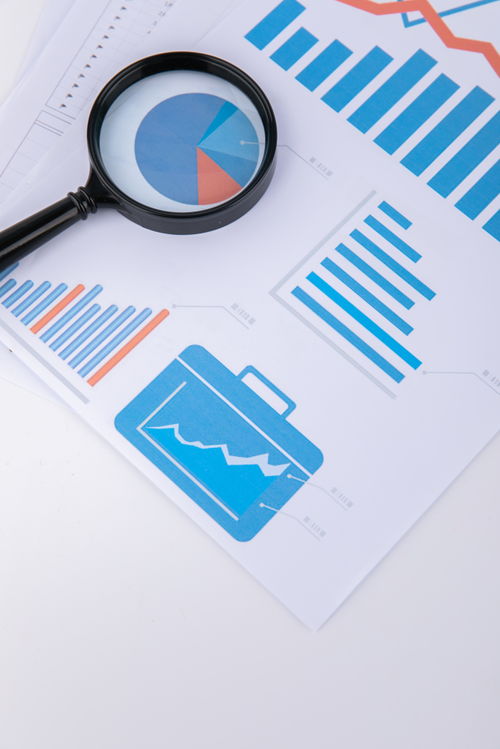 放大鏡報(bào)表辦公用品商務(wù)攝影圖 攝影